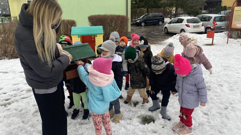 Dzieci z grupy „Kotki”pamiętają o dokarmianiu ptaków zimą🐦‍⬛🐦‍⬛🐦‍⬛