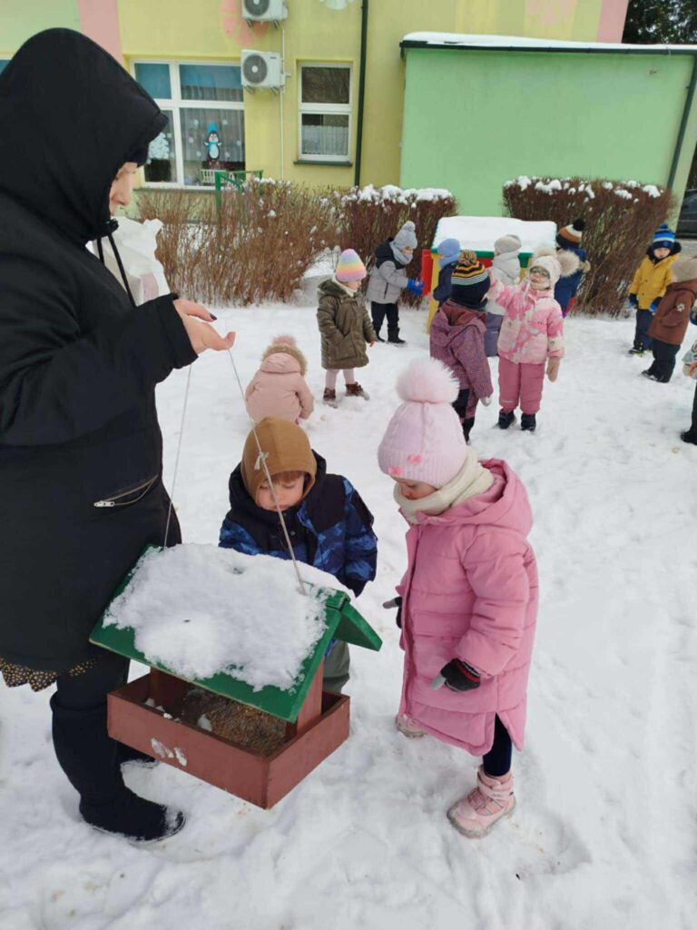Dokarmianie ptaków przez najmłodszą grupę ,,Smerfy” – 10.02.2026 r.