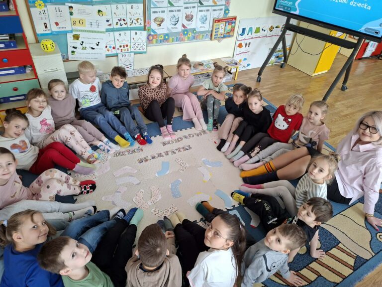 „Kolorowe skarpetki – lekcja akceptacji i różnorodności w grupie Żabki”