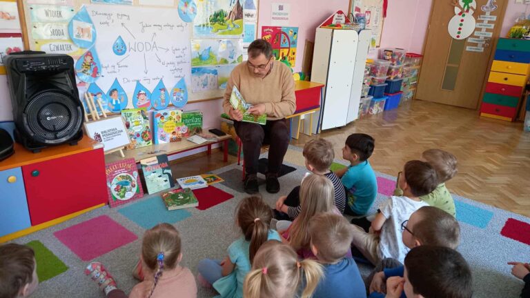 Spotkanie czytelnicze w gr. ,,Smerfy” i ,,Kotki”