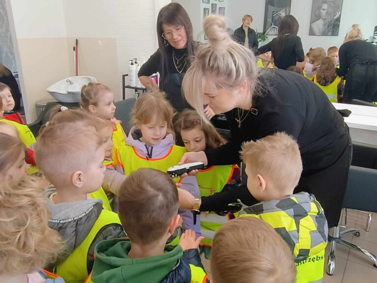 Małe „Biedronki” w krainie grzebienia i nożyczek!