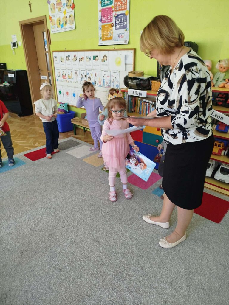 ,,Dzień Kobiet” w gr. ,,Smerfy”