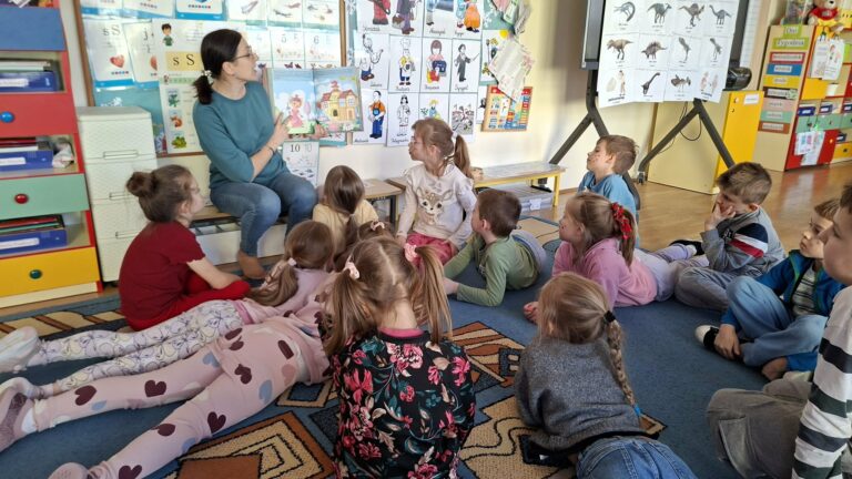 Rodzice czytają dzieciom