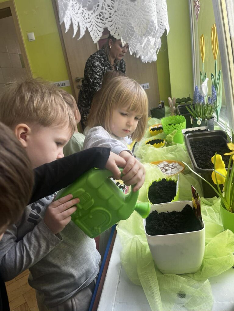 Zielony ogródek na parapecie w gr. ,,Smerfy”