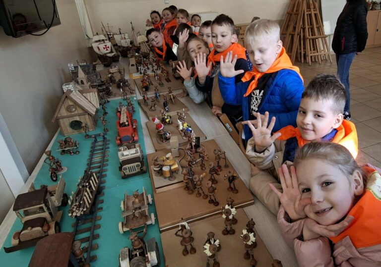 „Magiczna wyprawa „Żabek” do świata dębowych ludzików „