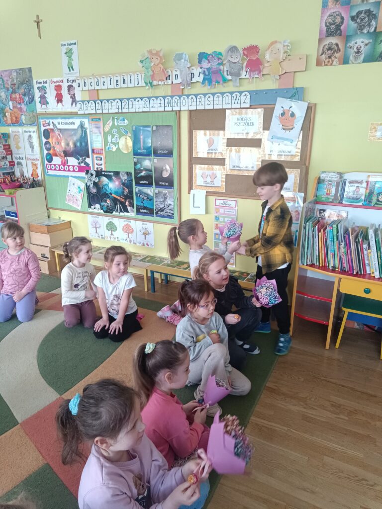 Dzień Kobiet w grupie IV „Pszczółki”