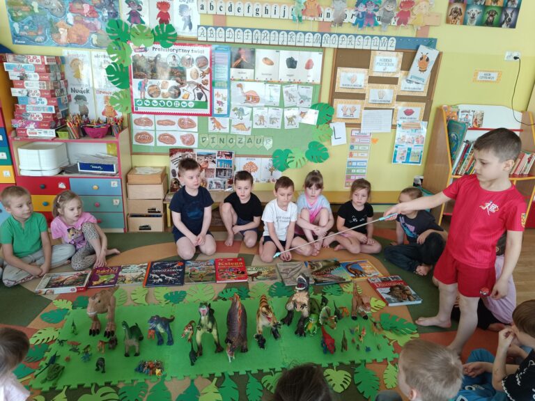 Świat dinozaurów” w gr. IV „Pszczółki”
