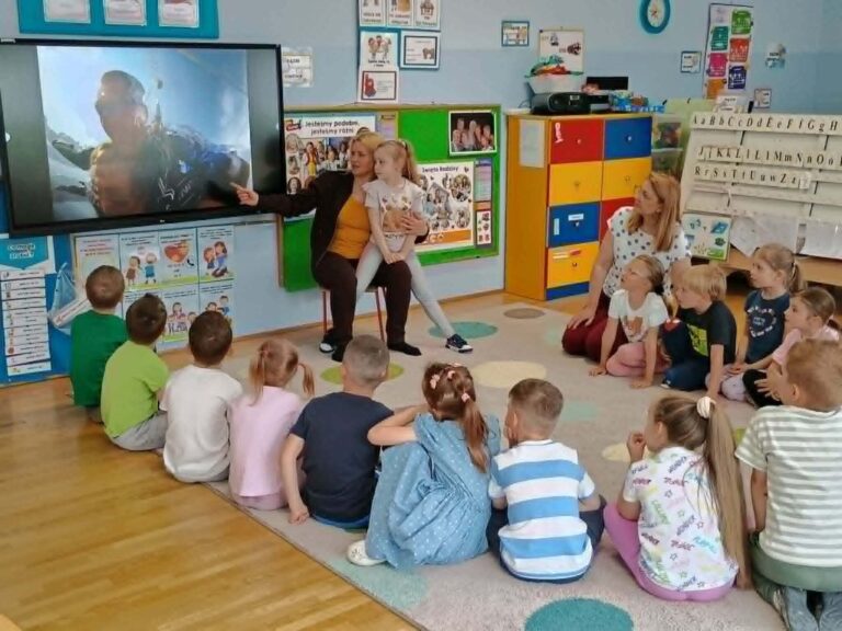 Podniebna opowieść w grupie „Biedronki”.