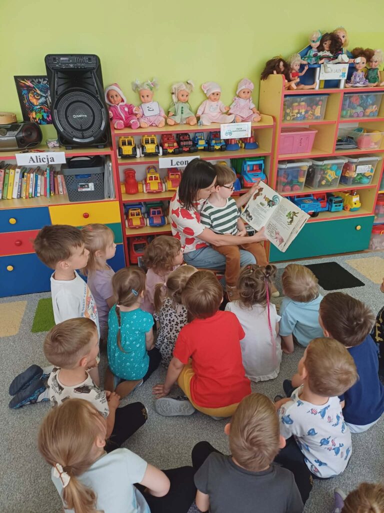 Akcja „Cała Polska czyta dzieciom” w grupie „Smerfy”